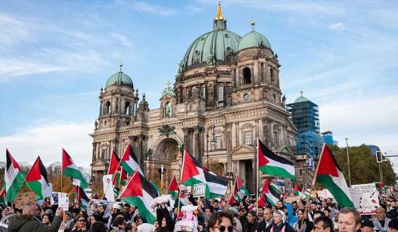 Bild newspaper sounds startling warning about Germany's migrant crisis