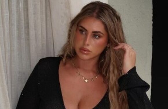 Model flaunts tummy in crop-top and fans are obsessed with her hip lines