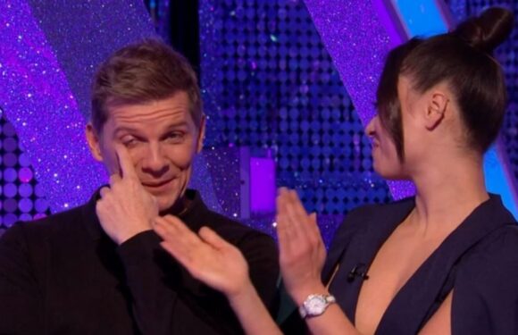 Strictlys Nigel Harman breaks down in tears days after withdrawing from show